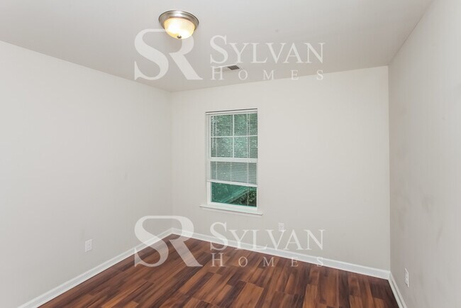 Building Photo - Prepare to be impressed by this 3 bedroom, 2 bathroom home