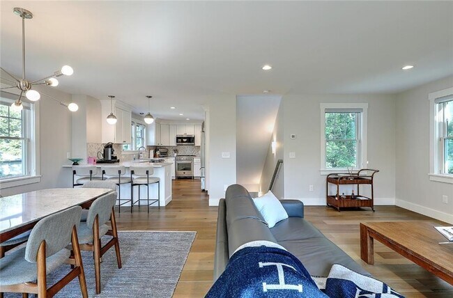 Building Photo - 137 Rosebriar Ave