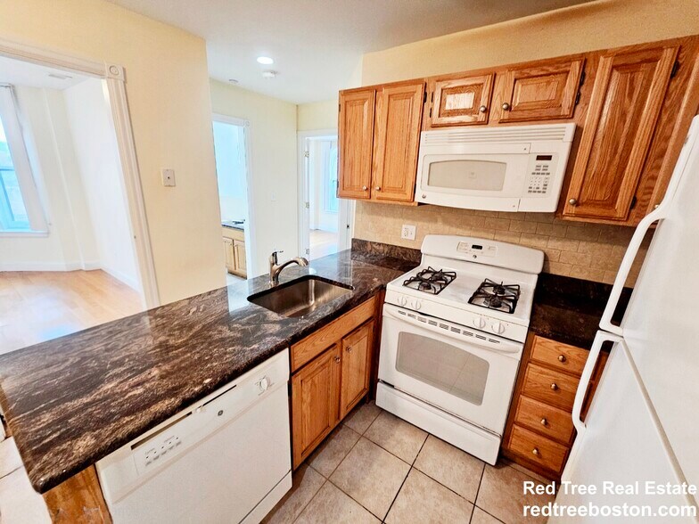 Apt 403 - 95 Westland Ave