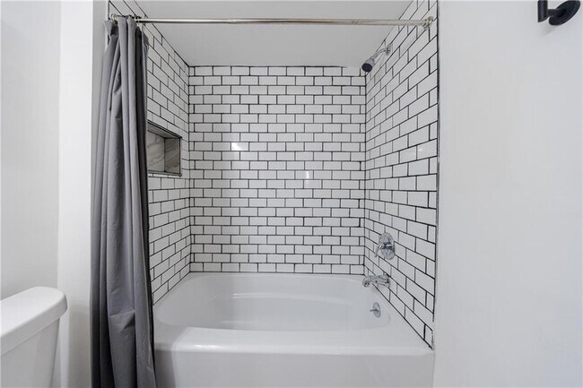 Building Photo - 554 Oak Dr