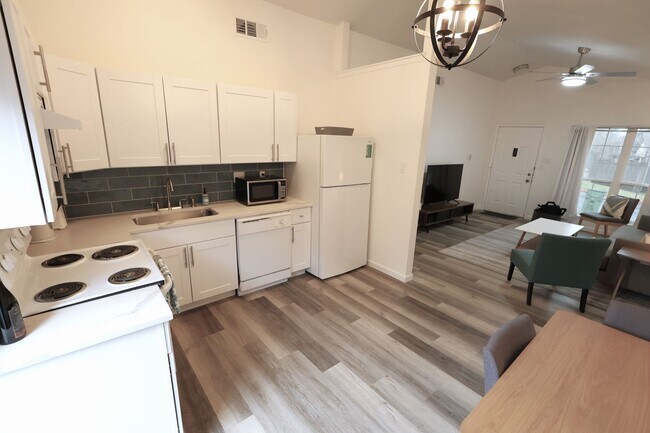 Building Photo - Fully Furnished With Community Pool!