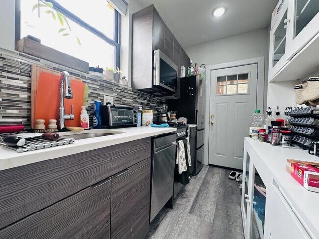 Building Photo - 0 bedroom in Chicago IL 60657