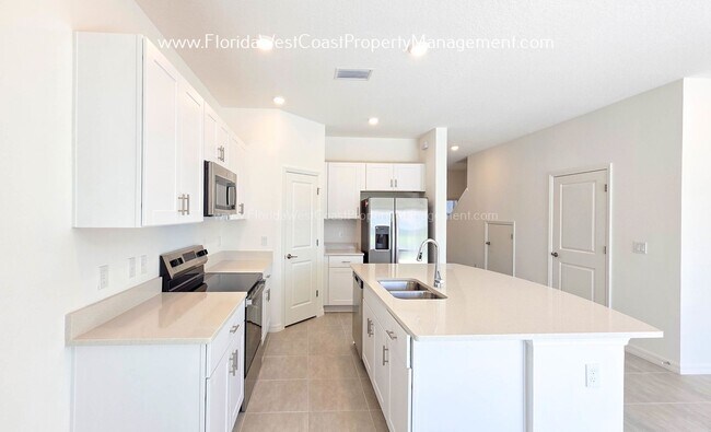 Building Photo - OUTSTANDING BRAND NEW TOWNHOME MOVE IN READY! AZARIO TOWNHOMES LWR !