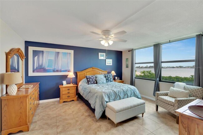 Building Photo - 7700 Sun Island Dr S