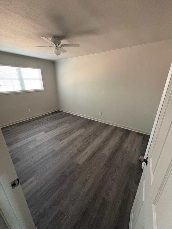Building Photo - 2 Bedroom 1 Bath Apartment Close to Campus! Available Now!