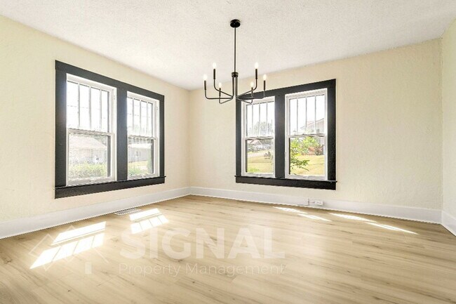 Building Photo - 425 Oak St