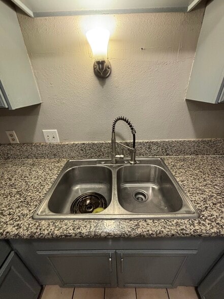 Building Photo - 2428 Statz St