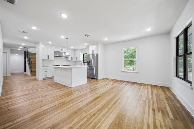 Building Photo - 1719 Aggie Ln