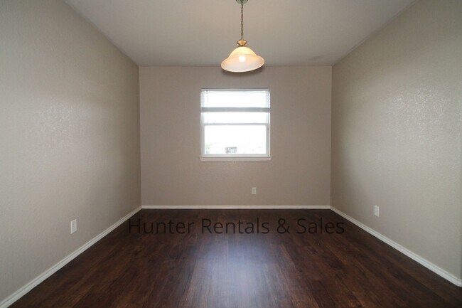 Building Photo - Fabulous Five Bedrooms!