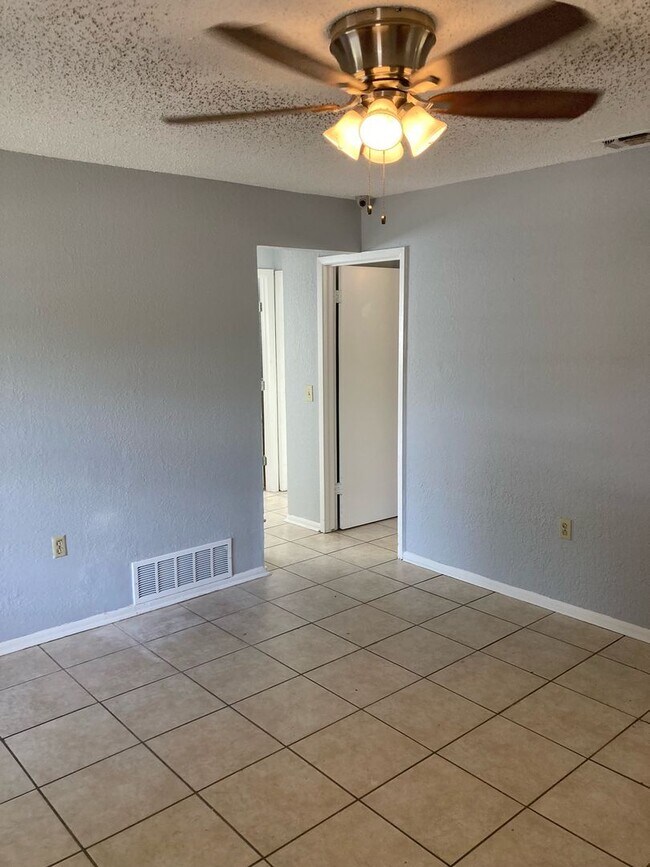 Building Photo - ZERO APPLICATION FEE FOR THIS 4BR/2BA NORTHEAST HOME