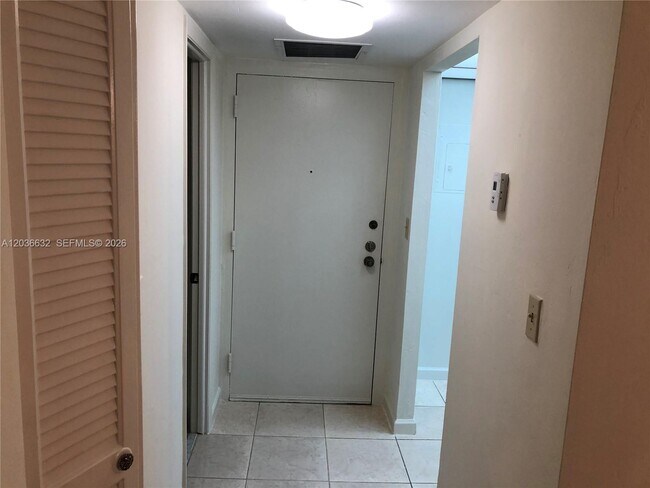 Building Photo - 10852 N Kendall Dr