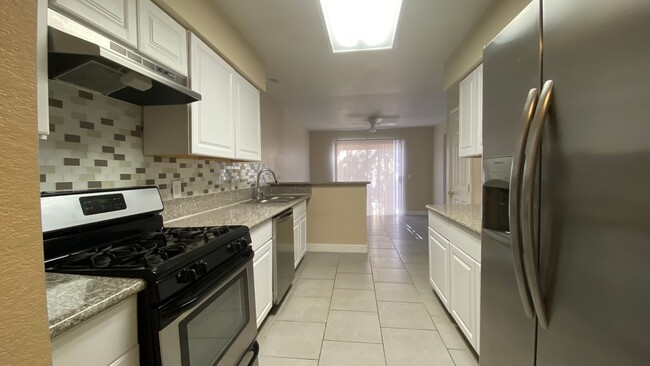 Building Photo - STUNNING 2 BEDROOM TOWN HOME IN HENDERSON!