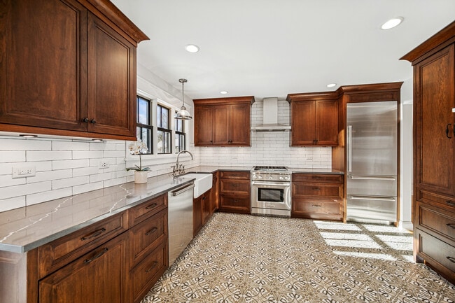 Building Photo - 525 W Deerpath Rd