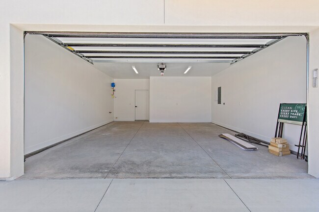 Building Photo - 1082 W Albertine Ln