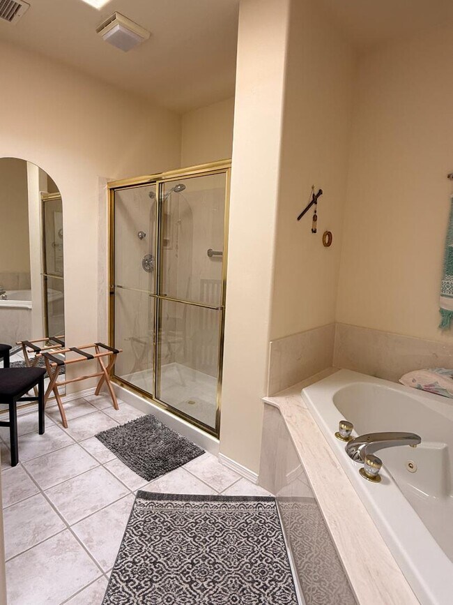 Building Photo - 711 Tramway Pl NE