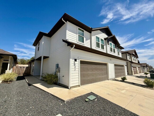 Building Photo - 243 Nespral Dr