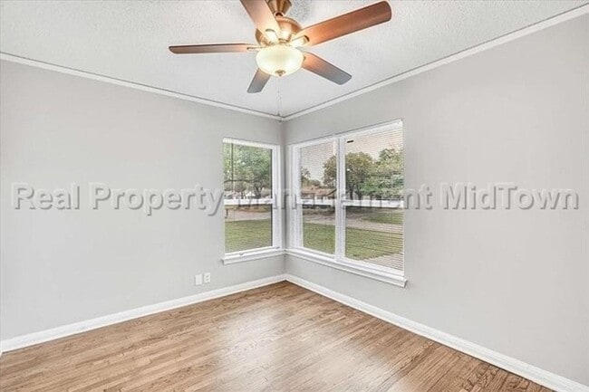 Building Photo - 6400 Greenway Rd