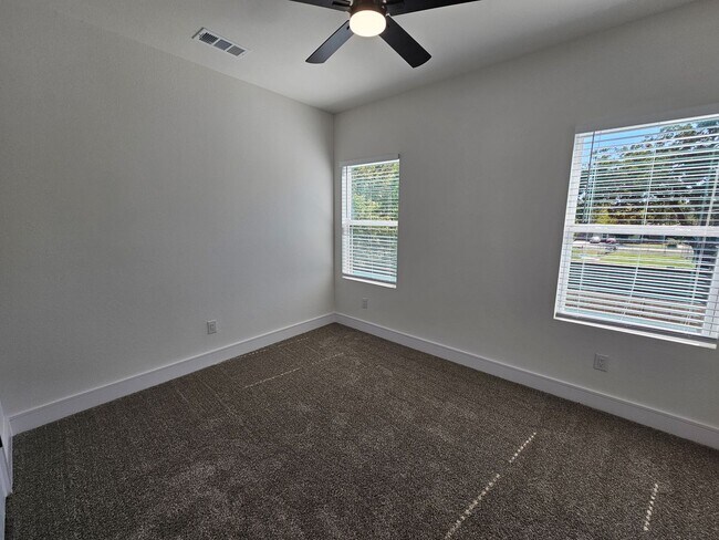 Building Photo - Ready for immediate move in!