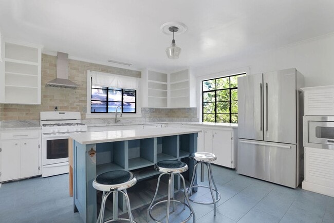 Building Photo - Charming bungalow downtown