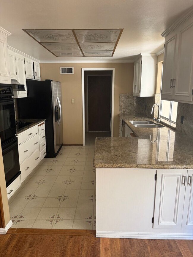 Building Photo - Showing Friday 8/7 & Saturday 8/8 from 11:00-11:30am