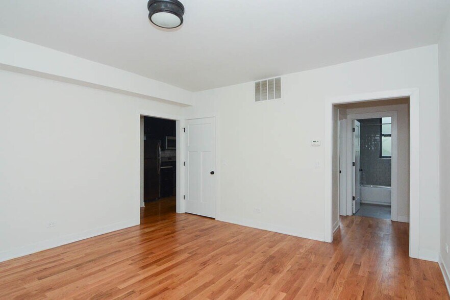 Building Photo - 2207 W Eastwood Ave