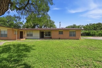 Building Photo - Prime North Central Location!
