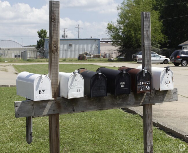 Building Photo - 898 W Myrtle St