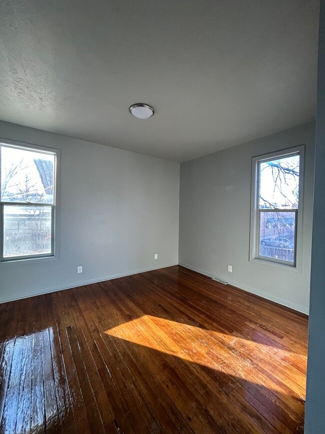 Building Photo - 4411 Davenport St