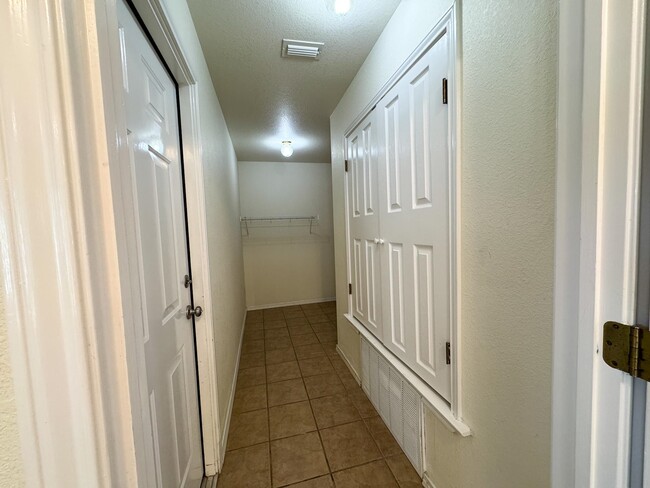 Building Photo - 123 La Paloma Dr