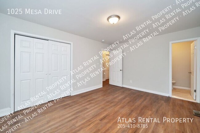 Building Photo - 1025 Mesa Dr