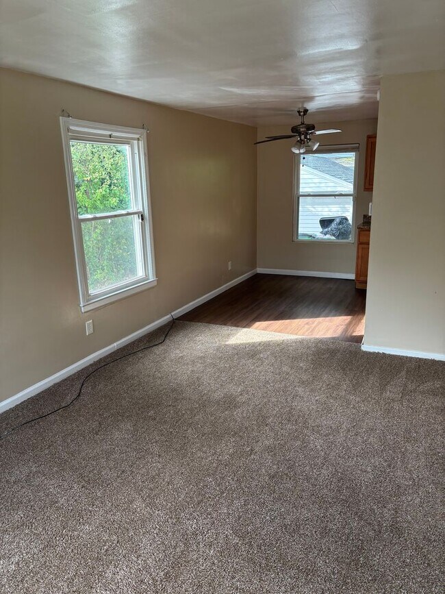 Building Photo - Euclid 2 Bedroom