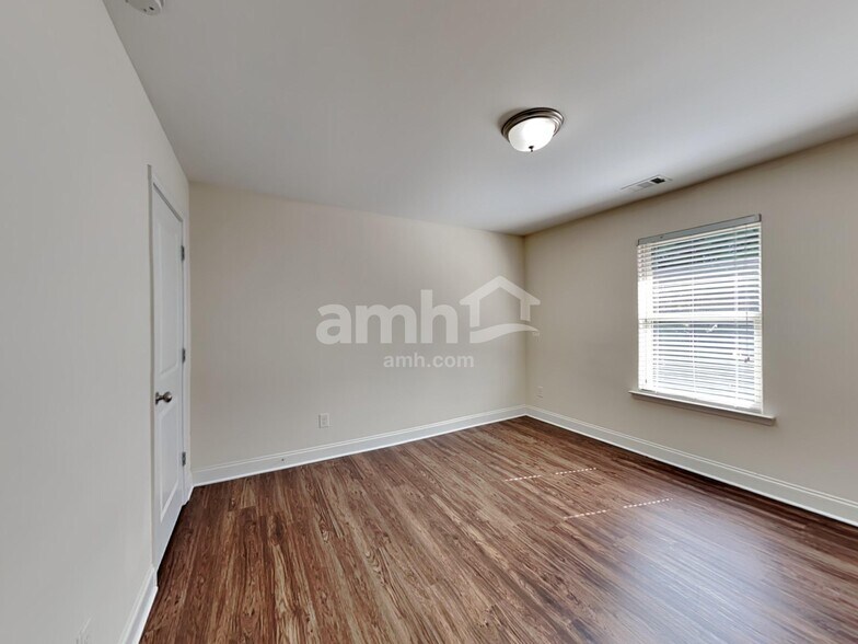 Building Photo - 2400 Freemont St