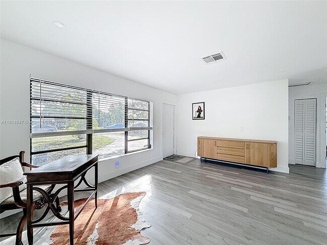 Building Photo - 600 N 66 Terrace