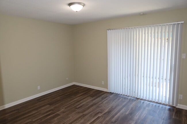 Building Photo - 2 bedroom, 1 bath, Roundtree Court in the ...