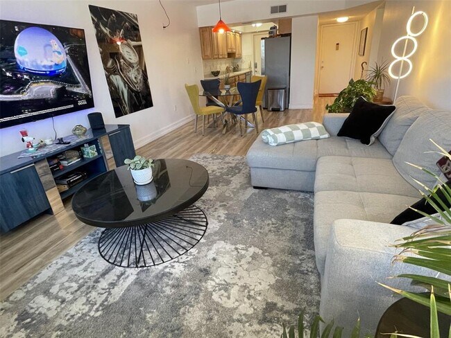 Building Photo - 3806 Gulf of Mexico Dr