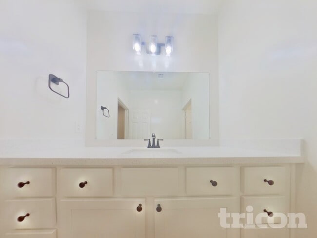 Building Photo - 109 E Mountain View Dr