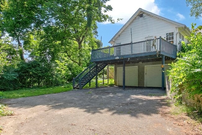 Building Photo - 3008 Lakeshore Dr