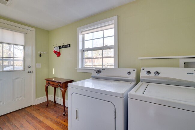 Building Photo - Charming 2 Bedroom 2 Bath Home In The Heart Of Downtown Mebane With Massive Fenced In Yard!!