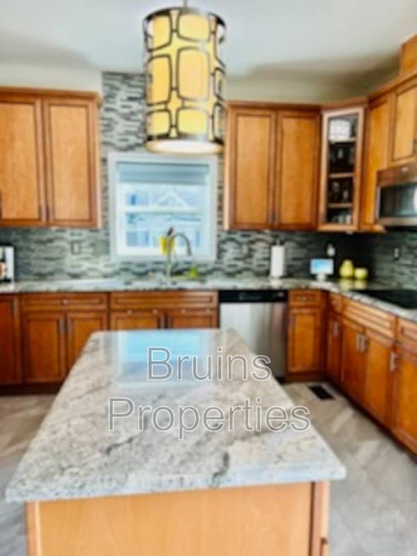 Building Photo - 2324 Alderbrook Dr