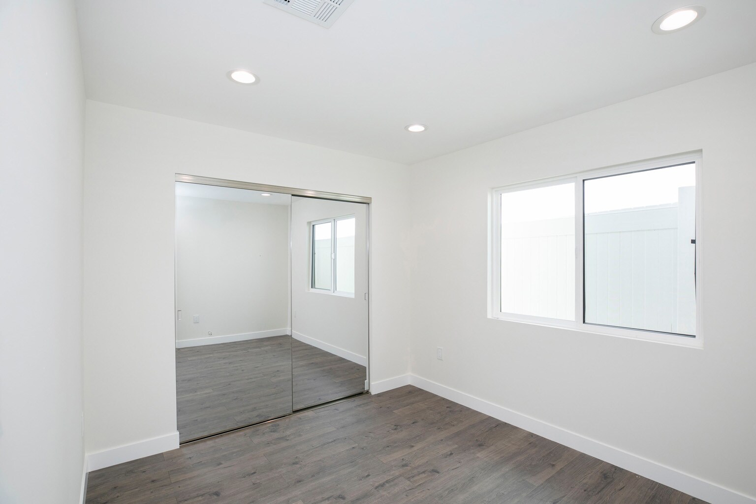 Building Photo - 10422 Woodley Ave