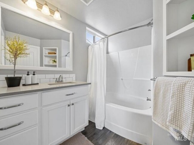 Building Photo - Beautiful North Meridian Home with Upgrade...