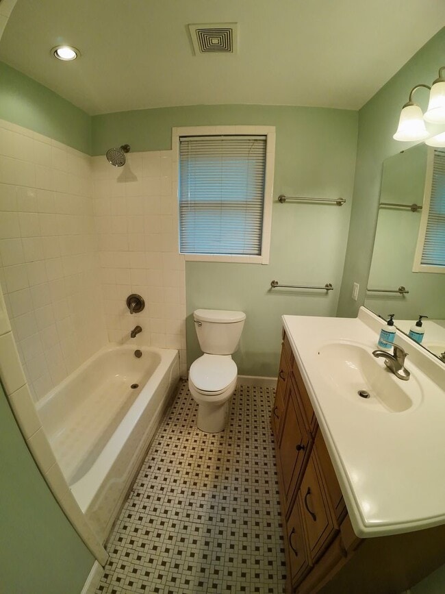 Building Photo - 3/1 Brick Home Near USA Campus w/ Carport & Fenced-In yard