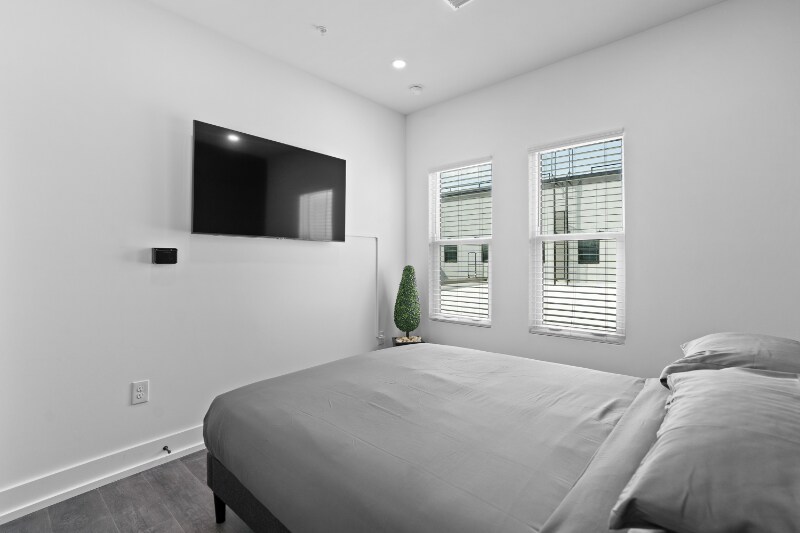 Building Photo - 935 S Howard Ave