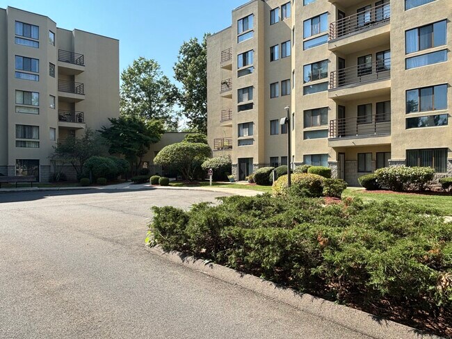 Building Photo - 1204 Whitney Ave
