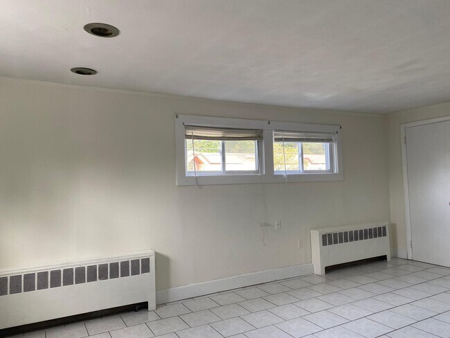 Building Photo - 320 Main St