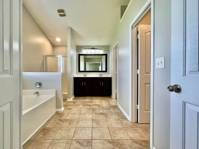 Building Photo - SPACIOUS 3 BEDROOMS!