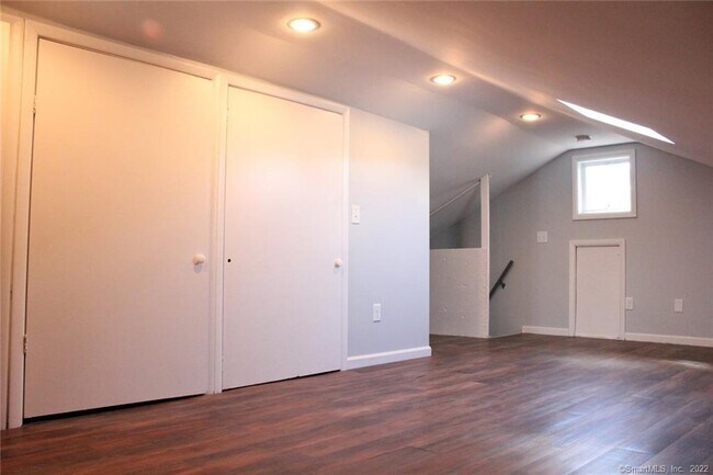 Building Photo - 52 Beers St