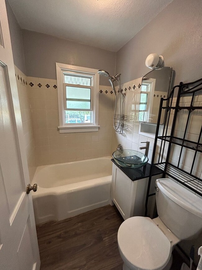 Building Photo - Charming 3 bedroom House