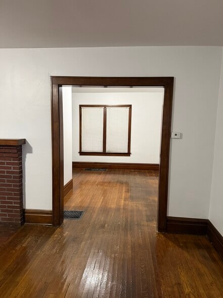 Building Photo - 594 N 21st St