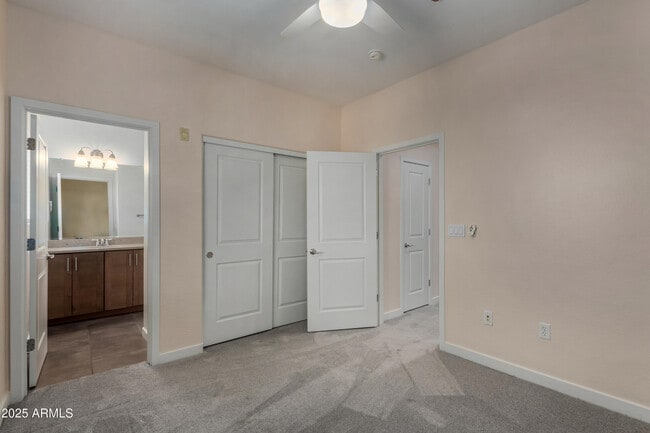Building Photo - 815 E Rose Ln